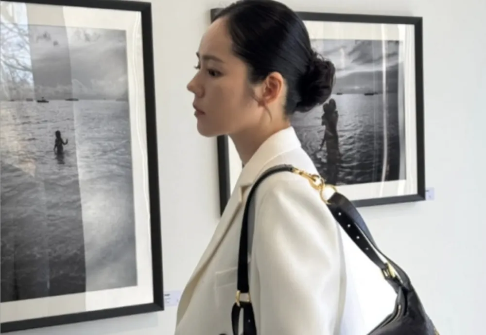 Han Ga sa Shines sa isang maluho na hitsura sa gitna ng kontrobersya ng 'Daechi Mom Parody'