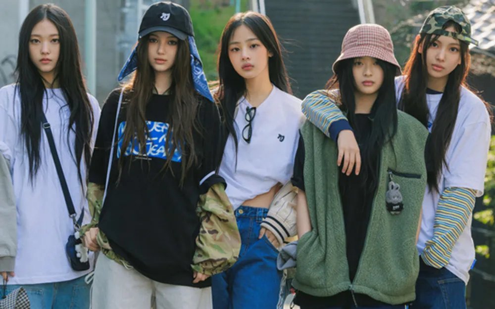 நியூஜீன்ஸ் தனி பதவி உயர்வுகளில் இருந்து சட்டப்பூர்வமாக தடை செய்யப்பட்டது; குழுவின் நிறுத்தப்பட்ட செயல்பாடுகள் மற்றும் எதிர்காலம் குறித்து K-நெட்டிசன்கள் கலவையான உணர்வுகளுடன் எதிர்வினையாற்றுகின்றனர்