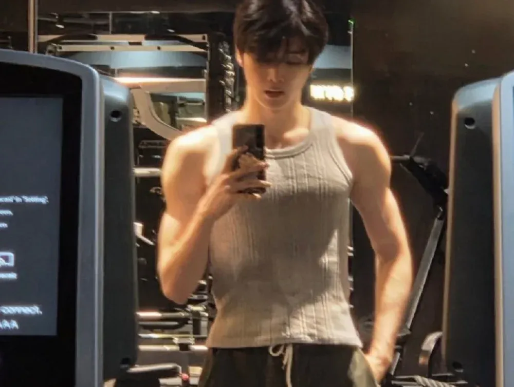 Sungchan de RIIZE llama la atención con su contraste de 'cara de bebé y cuerpo de gimnasio'