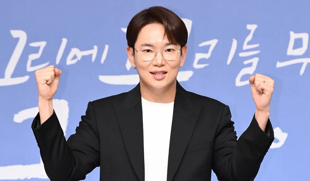 జంగ్ సంగ్ క్యు 6 సంవత్సరాల తర్వాత ప్రముఖ YouTube సిరీస్ 'వర్క్‌మ్యాన్'కి వీడ్కోలు పలికారు