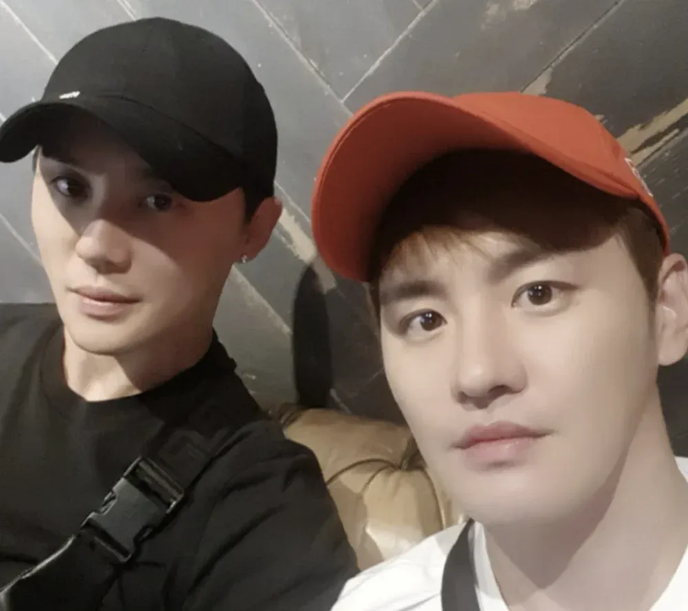 Junsu blir en farbror när tvillingbror Kim Moo Young välkomnar tvillingar och tillkännager äktenskap