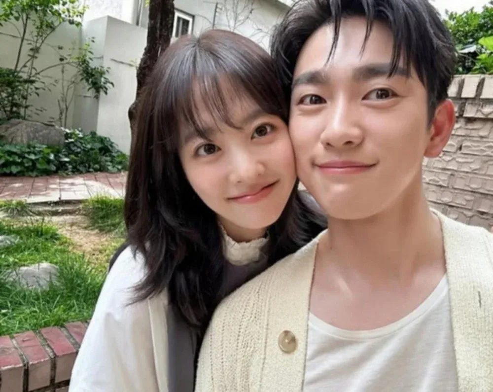 Park Jinyoung dijeli fotografije iza kulisa s Park Bo Youngom iz nadolazeće tvN drame 'Our Unwritten Seoul'