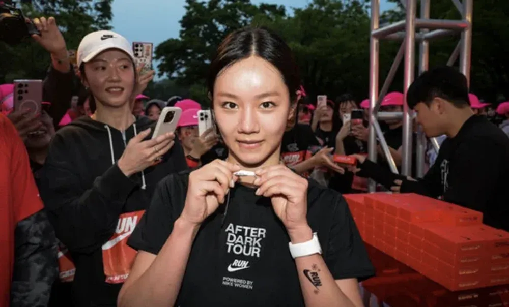Hyeri се присъединява към 7000 жени бегачи за събитието „Nike's After Dark Tour Seoul 10K“