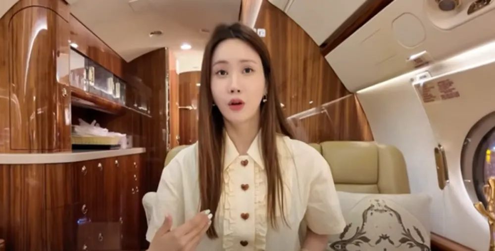 Ли Да Хэ была в восторге от своего первого опыта работы на частном самолете, присланного китайским влиятельным лицом.