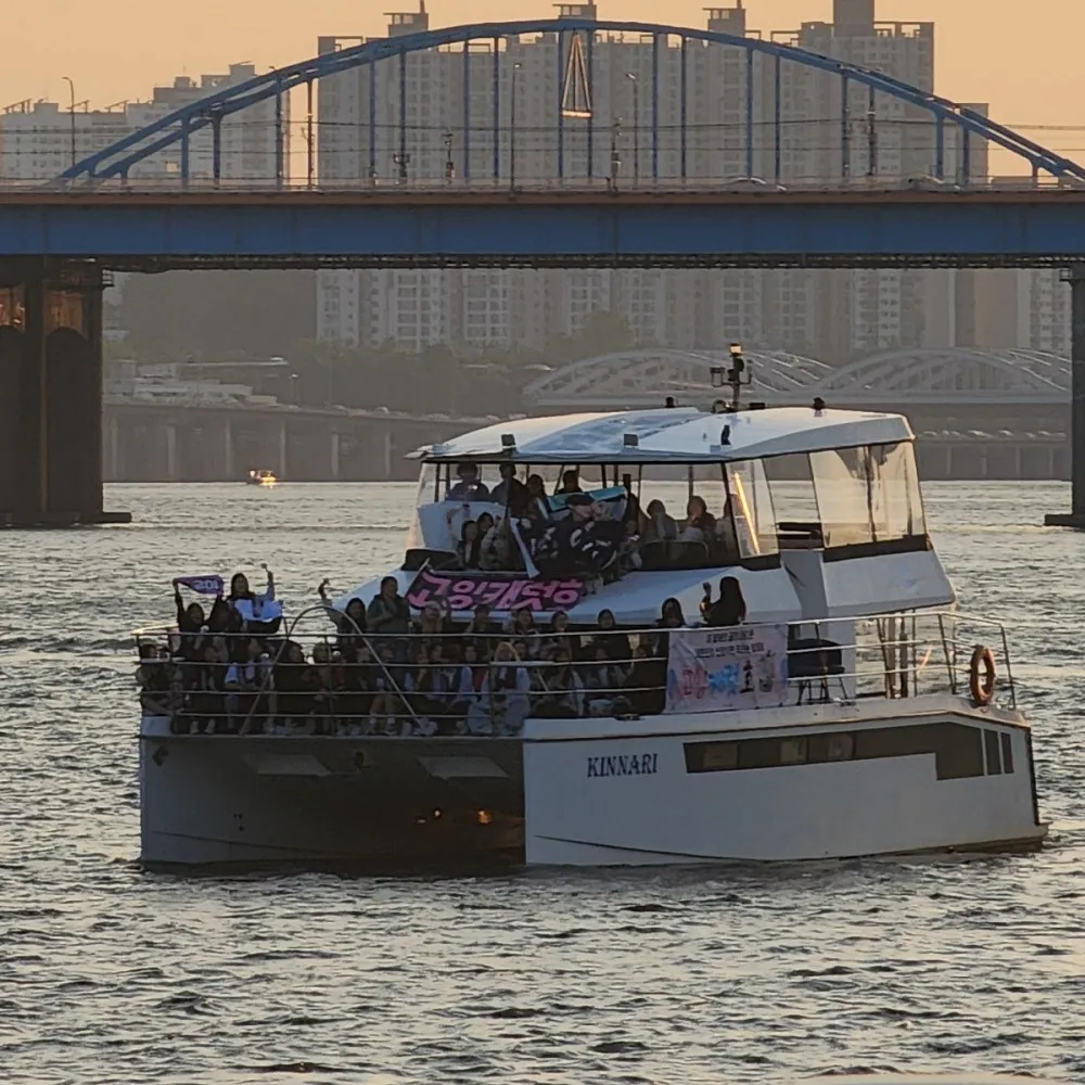 Fans yang melewatkan kursi untuk showcase Seventeen muncul di berita TV Korea karena menyewa kapal pesiar