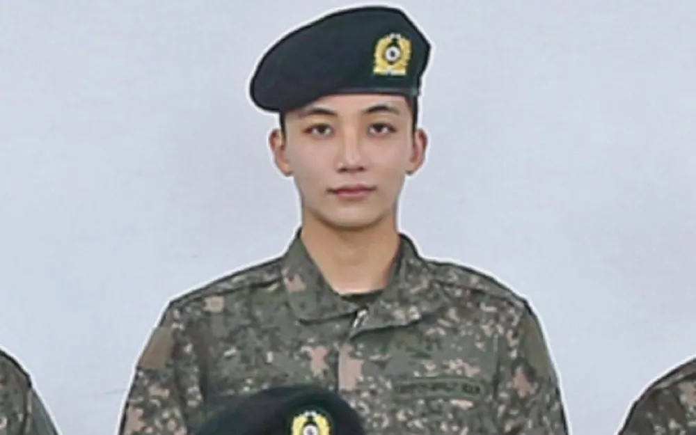 Fãs e internautas surpresos com Jeonghan do Seventeen na última foto militar