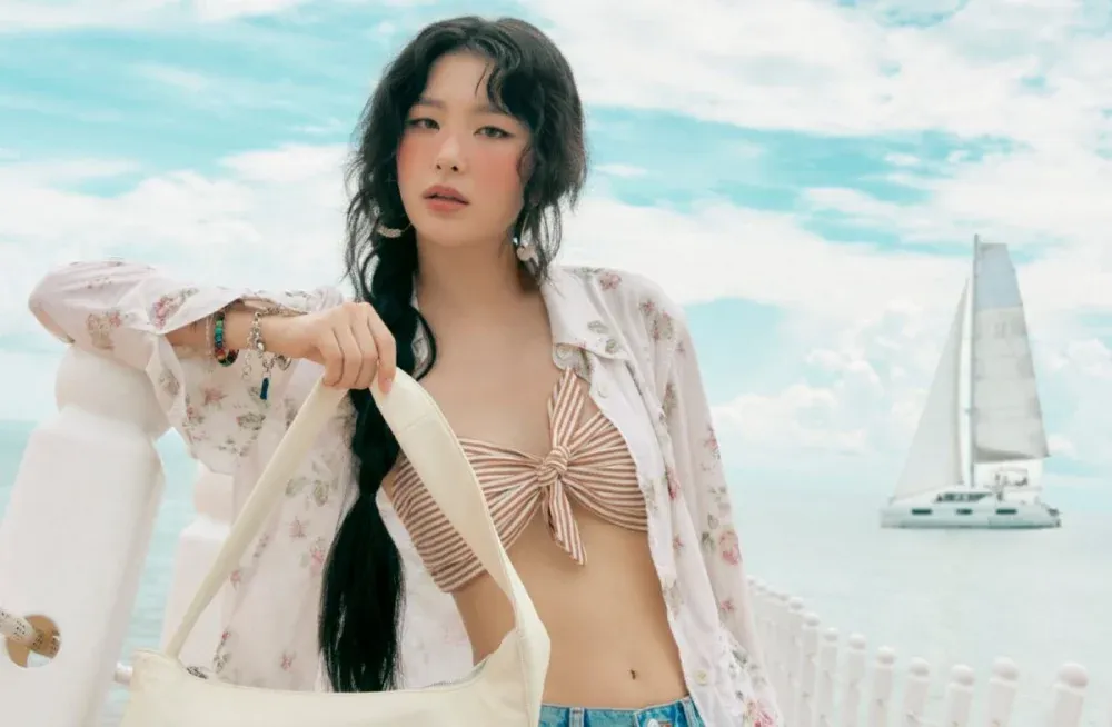 레드벨벳 슬기가 마리끌레르 코리아의 해변 테마 화보에서 멋진 모습을 드러냈다.