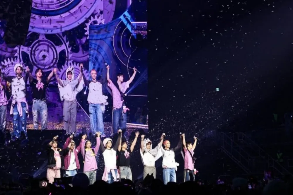 Stray Kids пленява феновете с „SKZ 5’Clock“, преди да стартират World Tour на стадиона