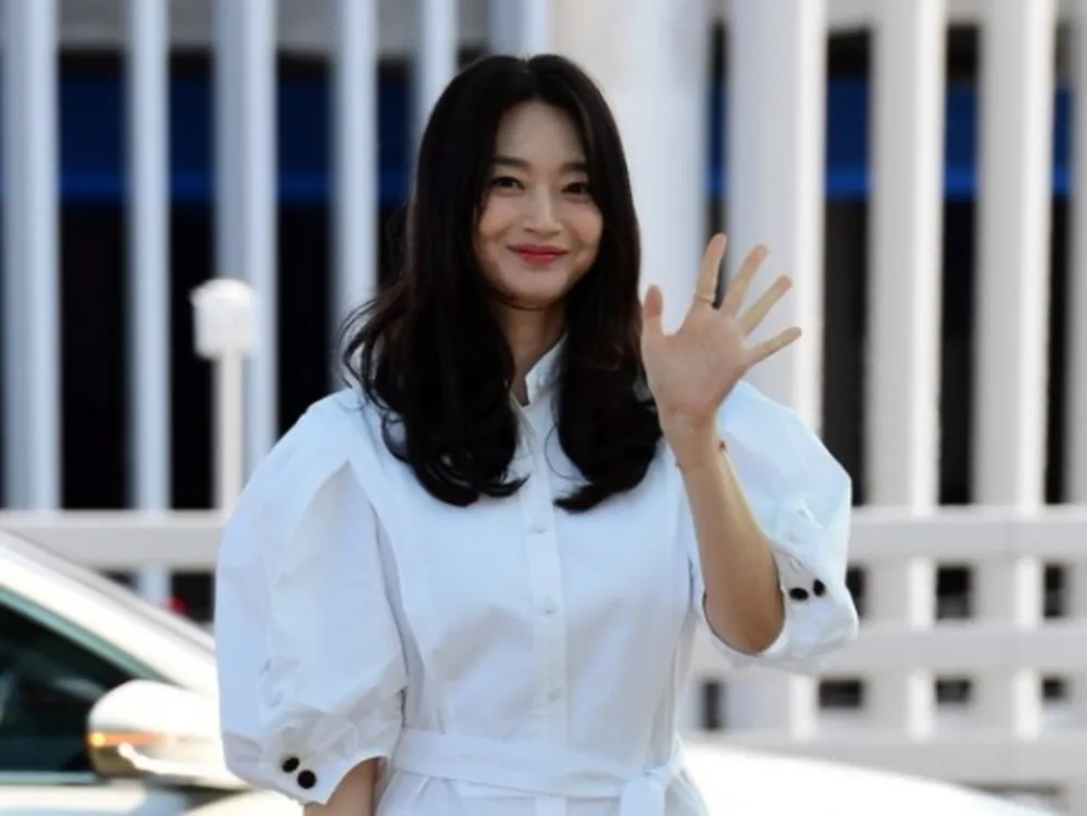 Shin Min Ah imponerar med vårens flygplatslook