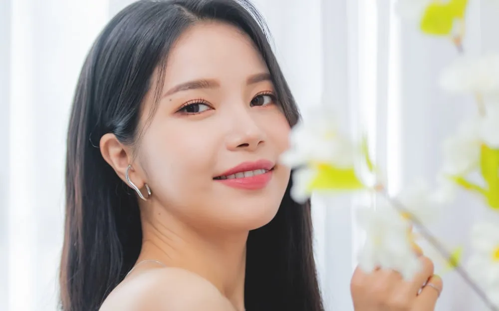 MAMAMOO's Solar zadirkuje 'WANT' novim posterom
