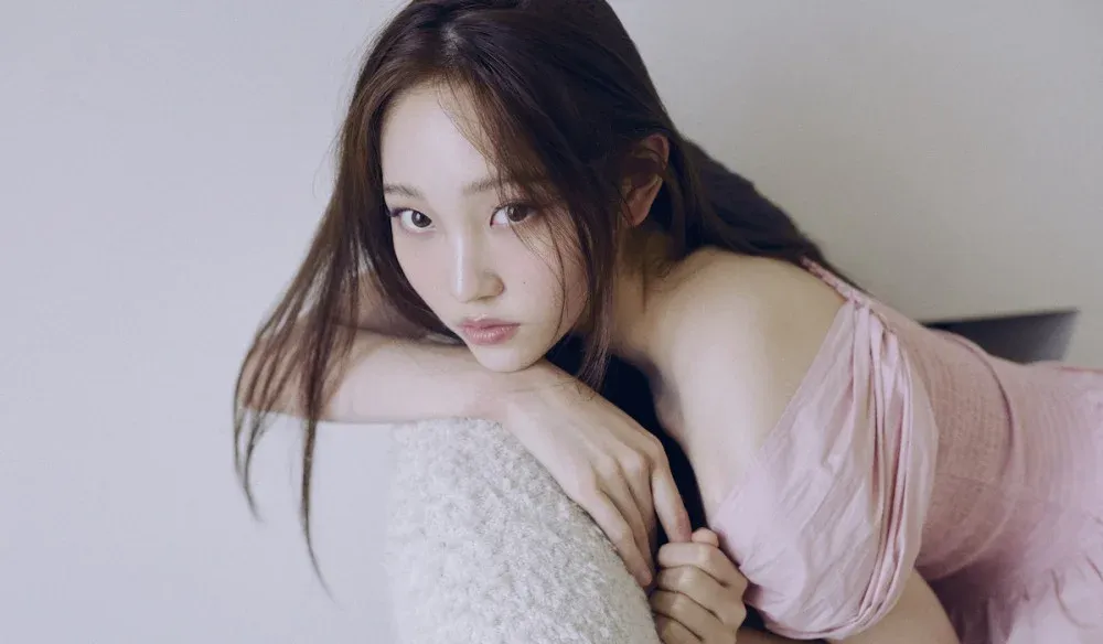 Бивши члан ИЛЛИТ-а Лее Иоунгсео примећен је у дебитантској постави за почетничку групу за девојке Хигх Уп Ентертаинмент-а