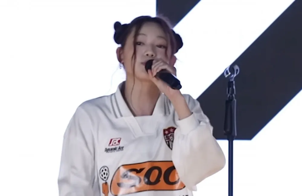 YG présente la première stagiaire Evelli et donne le coup d'envoi d'un nouveau groupe de filles