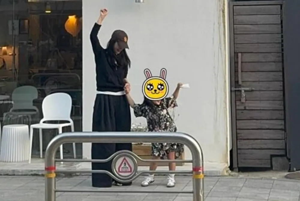 Choi Ji Woo naudib kevadist väljasõitu Seochonis koos oma 6-aastase tütrega