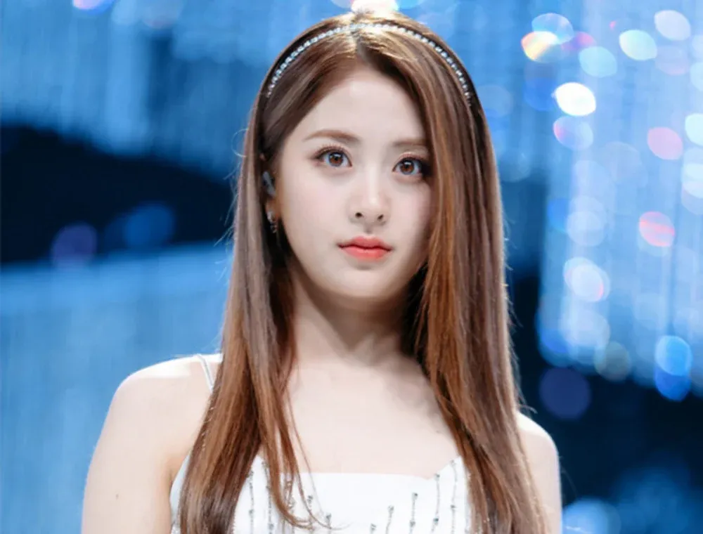 Ху Юньджін з LE SSERAFIM пропускає концерти в Осаці через проблеми зі здоров’ям
