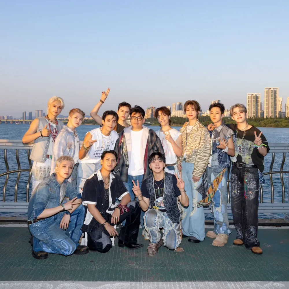 El president d'HYBE, Bang Si Hyuk, sorprèn els fans amb un aspecte aprimat a la foto recent amb SEVENTEEN