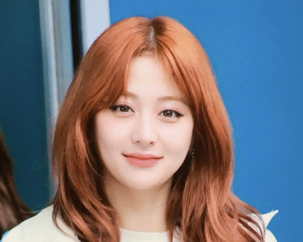 LE SSERAFIM 的 Huh Yunjin 回顾增长和转型的一年