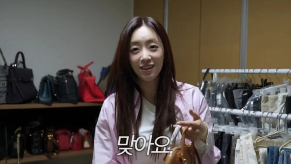 Eski T-ara üyesi Hahm Eunjung taksitle satın alınan lüks çantasını gösteriyor 'Pahalıydı ama buna değer'
