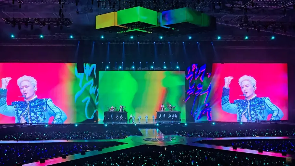 SHINee表演《诗人》 《SHINee World Ⅶ [E.S.S.A.Y]》第一天与钟铉一起演唱的艺术家