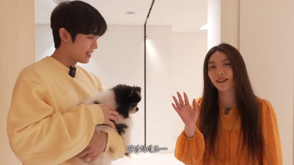 Ейлі проводить екскурсію своїм новим розкішним будинком разом із нареченим Чой Сі Хуном