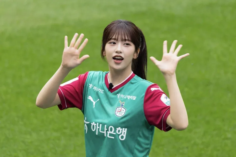 IVE安佑真自信的K联赛礼仪球场给球迷留下深刻印象