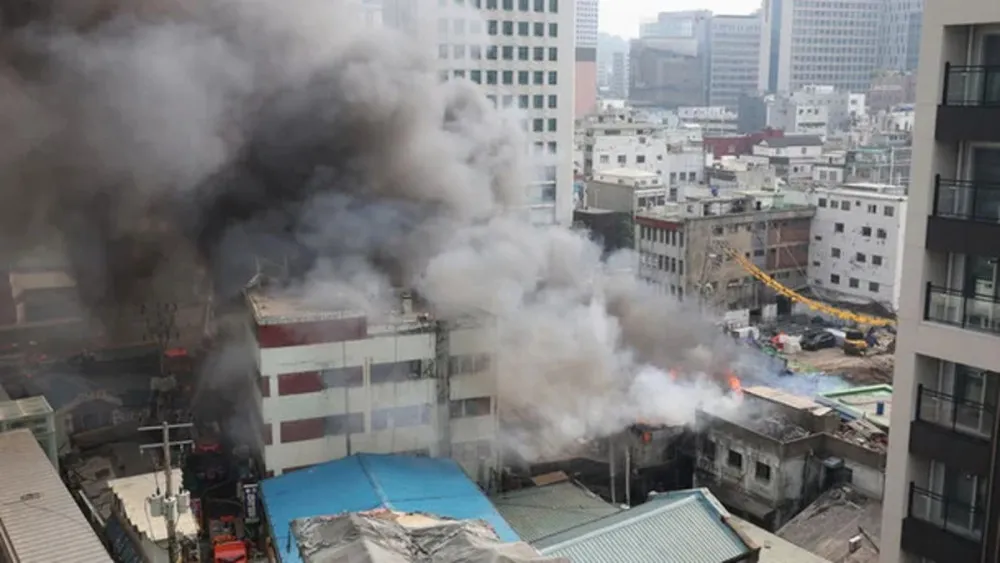 O persoană a fost rănită într-un incendiu la o clădire învechită din Jung-gu din Seul; Traficul Euljiro a fost grav perturbat