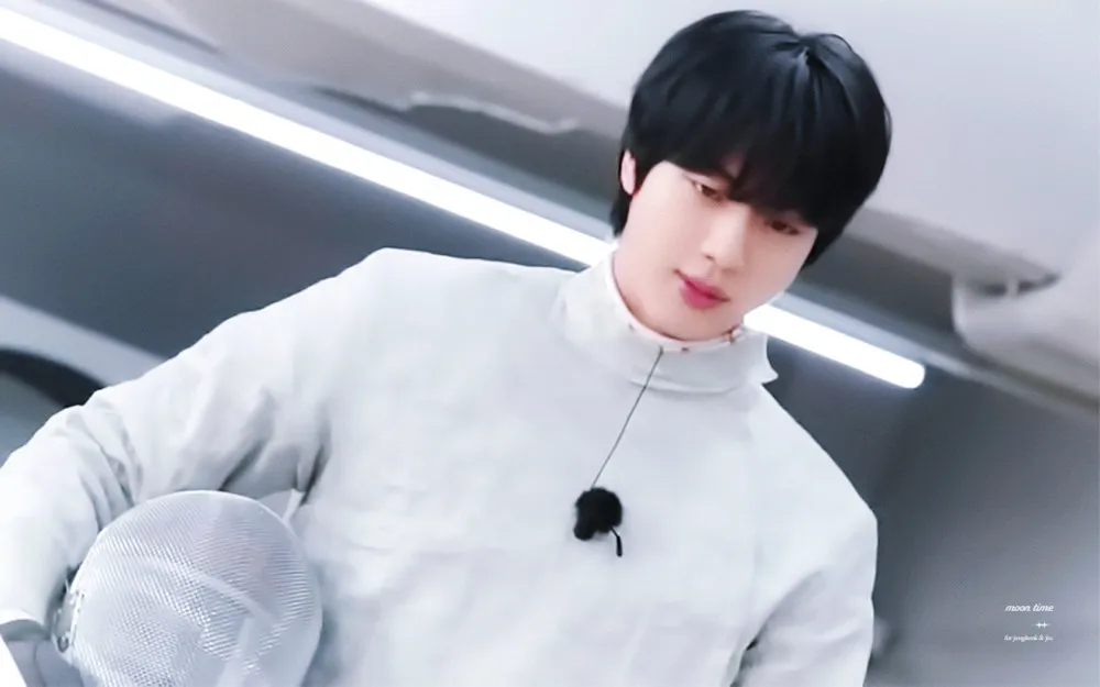 Eskrim üniforması giyen BTS'den Jin'in hayranları bayıldı