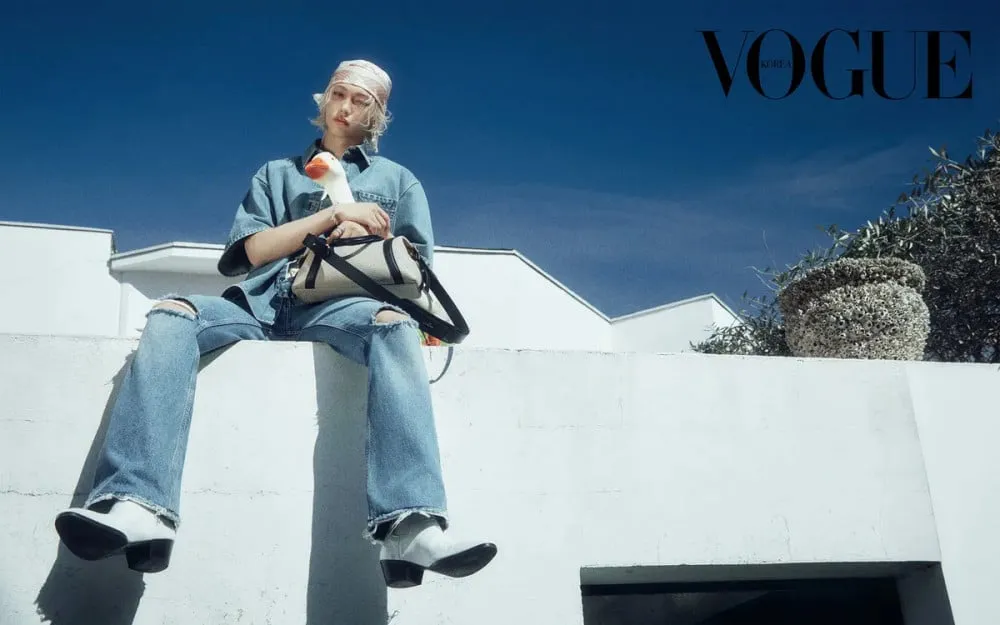 Феликс из Страи Кидс глуми на насловници Вогуе Кореа „Фелик’с Спринг”.