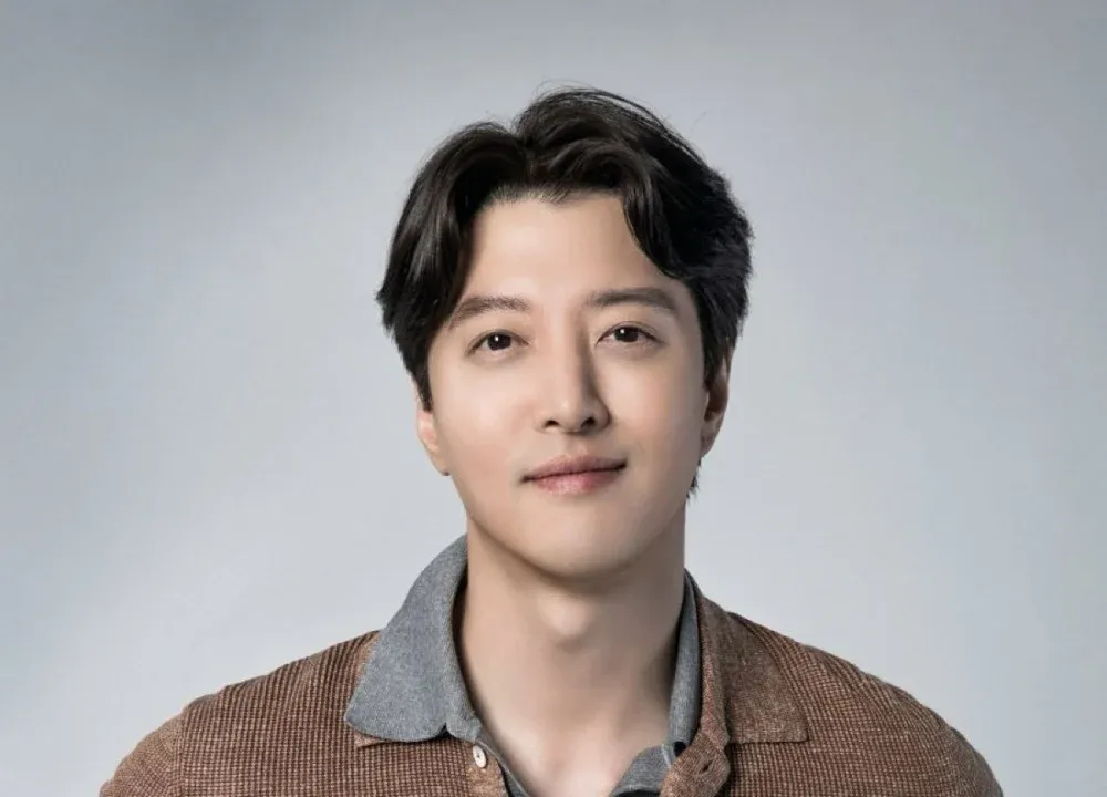 Lee Dong Gun herättää deittailuhuhuja, virasto kieltäytyy vahvistamasta