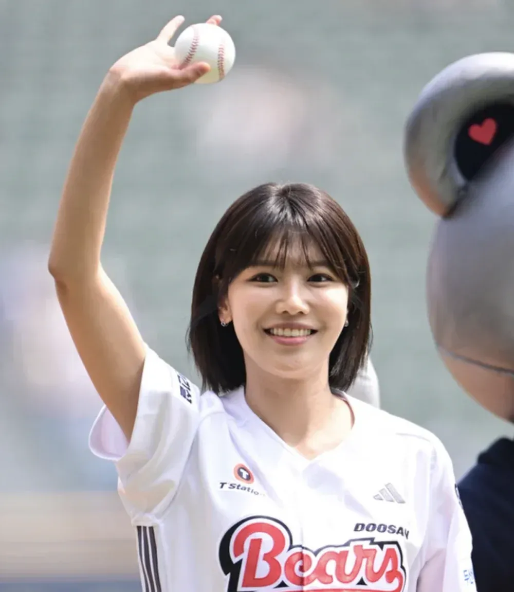 Sooyoung sjarmerer publikum på baseballkamp i forkant av nytt tvN-drama
