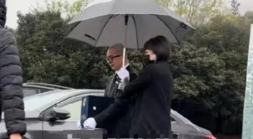 কু জুন ইয়ুপ তার অন্ত্যেষ্টিক্রিয়ায় বার্বি হুকে শোক করছে