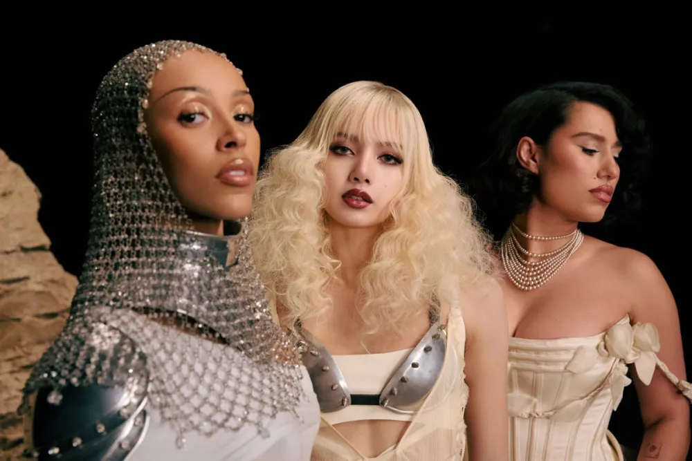 La Lisa de BLACKPINK fa història dels Oscars amb l'actuació de Doja Cat i RAYE