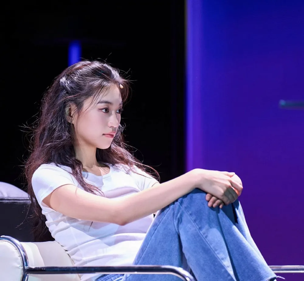 キム・ドヨン、劇場デビュー作「アンナX」で輝く - 臨場感あふれるパワフルな演技
