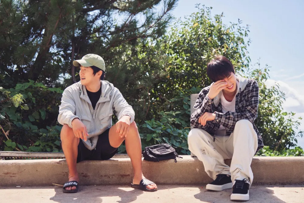 जिन की अप्रत्याशित भूमिका: सुपरस्टार से लेकर गेस्टहाउस स्टाफ तक