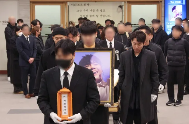 «Παρακαλώ κρατήστε τα τραγούδια του ζωντανά για να μην ξεχαστεί»—η εγκάρδια παράκληση του μικρότερου αδερφού του Wheesung