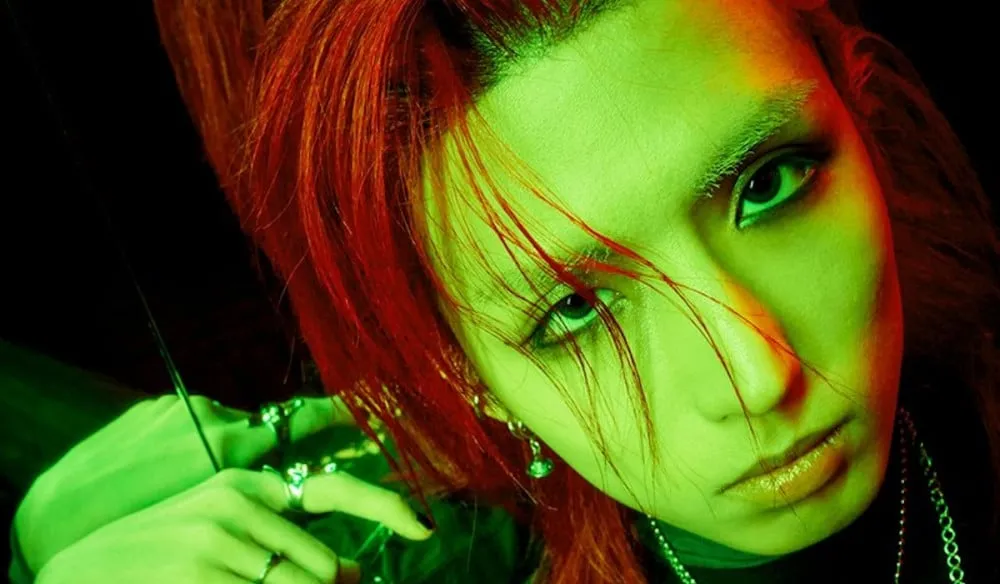 JunHanas stulbino raudona spalva, kai grįžta į Xdinary Heroes mini albumą „Beautiful Mind“