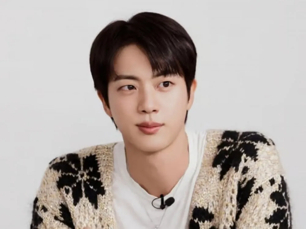 BTS Jin užima 1 vietą kaip tinkamiausias vyriškas stabas MC „ASEA 2025“