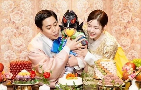 אריק של Shinhwa חולק הצצה ראשונה מקסימה של בנו עם Na Hye Mi