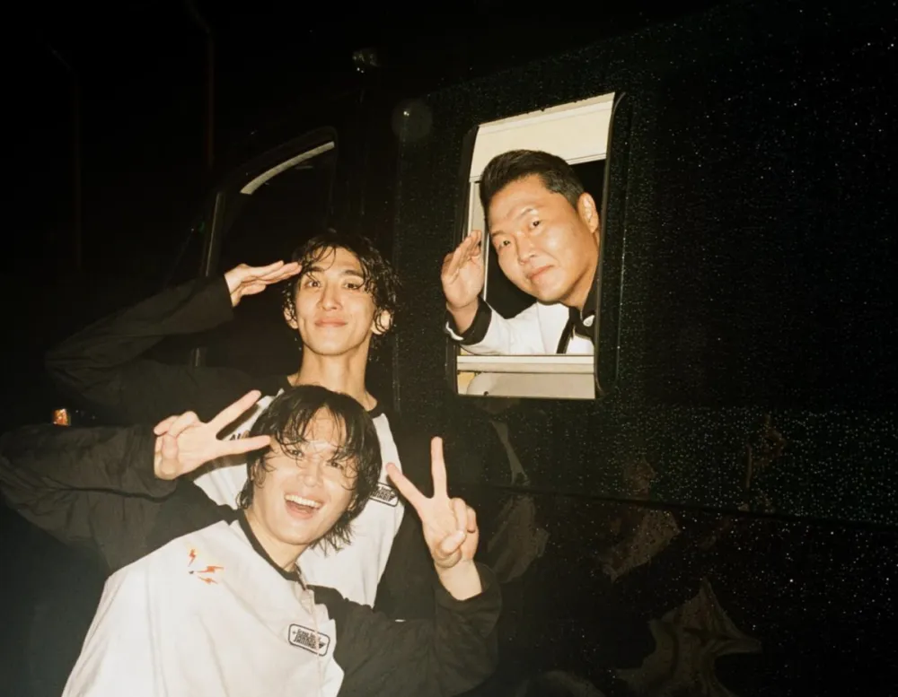 Džannabi Čojs Džungs Hūns kopīgo ikonisku aizkulišu fotoattēlu ar Psy