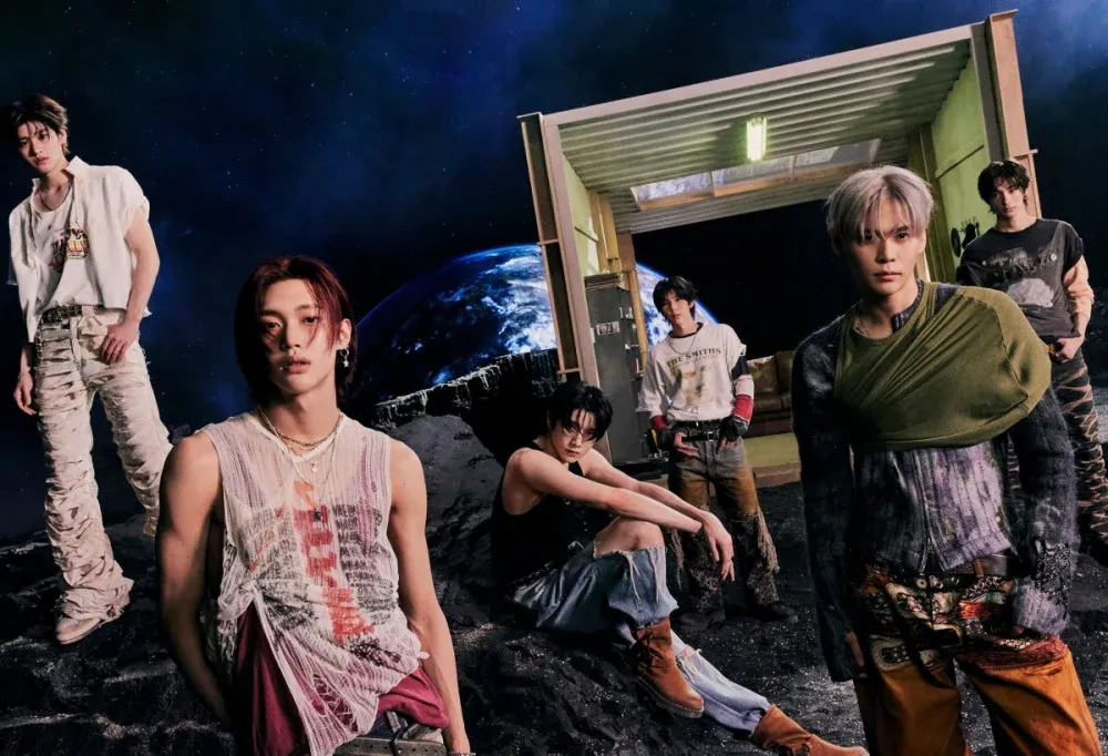 RIIZE dezvăluie noi fotografii concept uimitoare cu tematică spațială pentru „ODYSSEY”