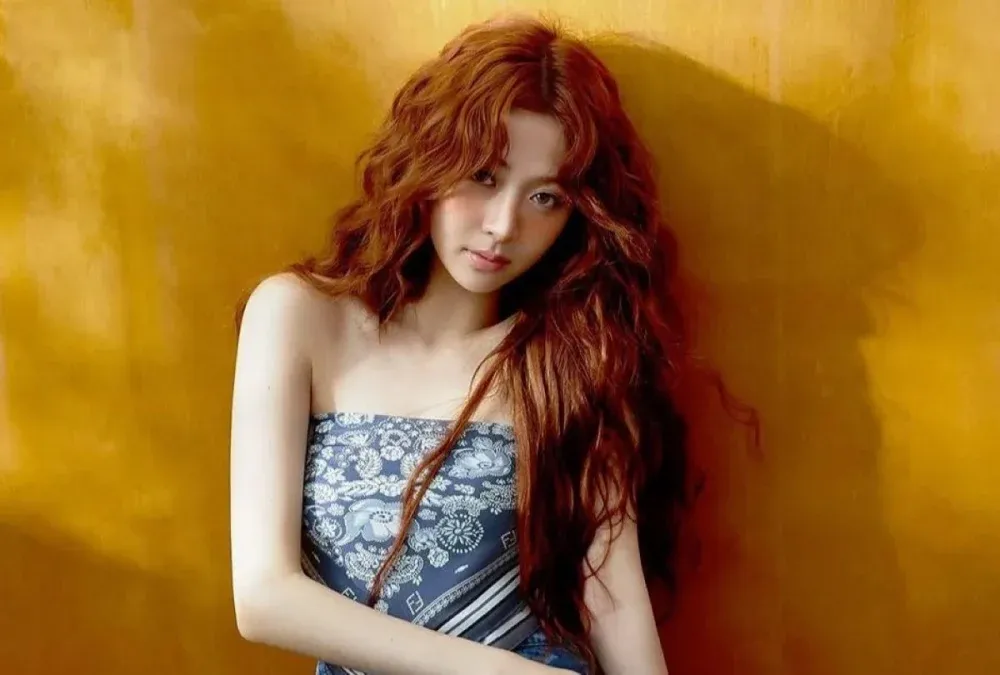 Huh yunjin de la Le sserafim uimește pe coperta lui Elle korea