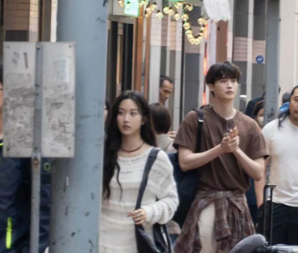Lee Jong Suk ♥ Moon Ga Young, drama 'Seochodong' Couple Shot lekte voor het eerst uit in Hong Kong