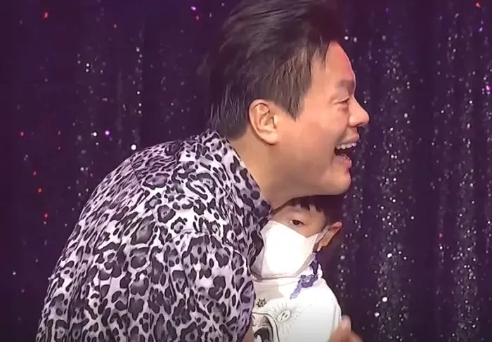 제이 파크는 무대에서 두 딸을 보았을 때 행운을 멈췄습니다