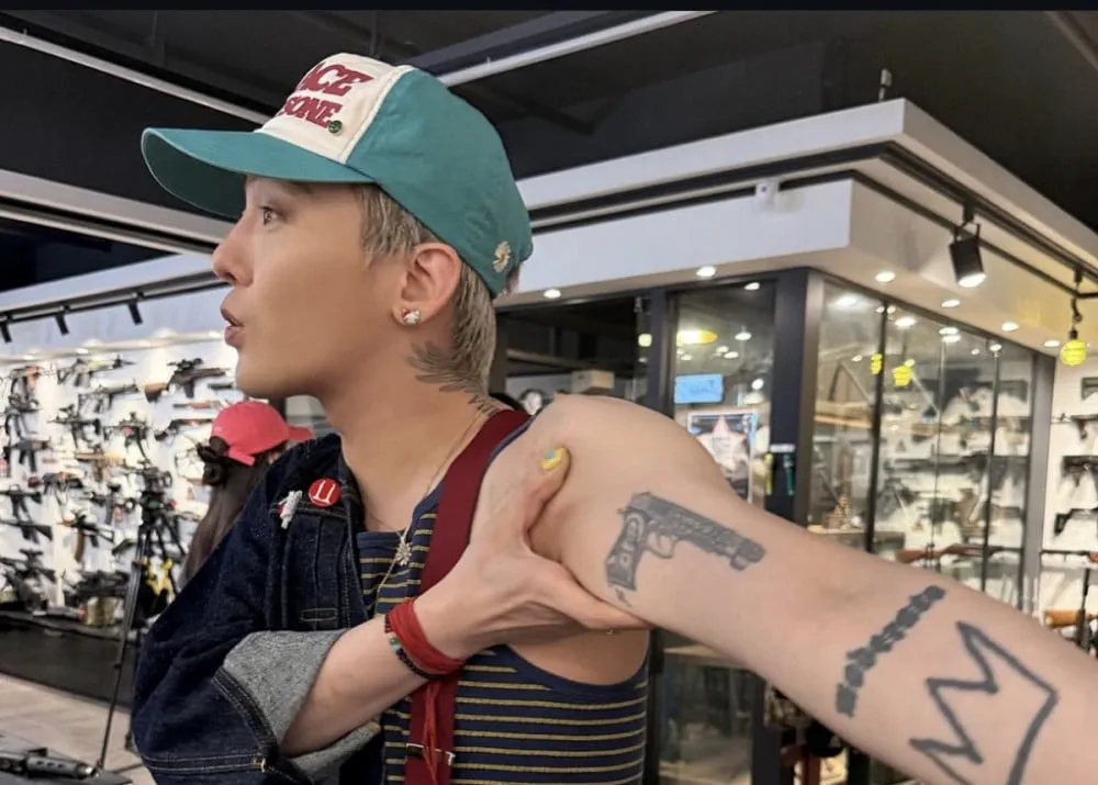 G-Dragon avslöjar Gun Tattoo mitt i pågående världsturné