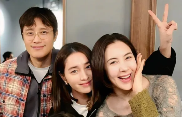 Lee Byung Huns Sister Lee Ji Note Photo Rare Family Photo with Lee My Jung
